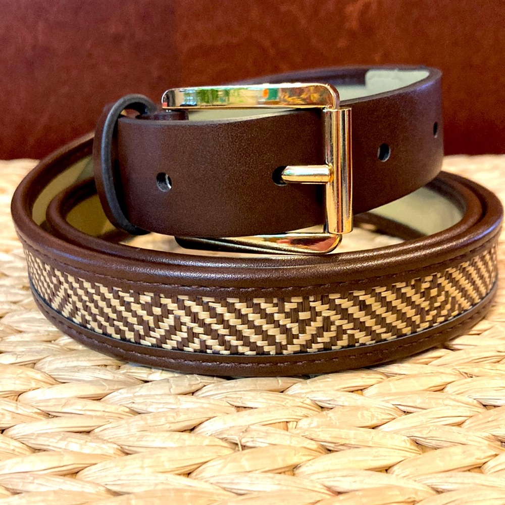 Woman’s 25 mm Wide faux leather and straw inlay belt.
